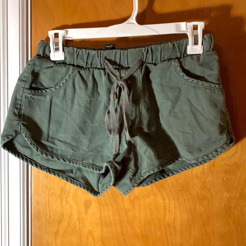 Elastic waste shorts